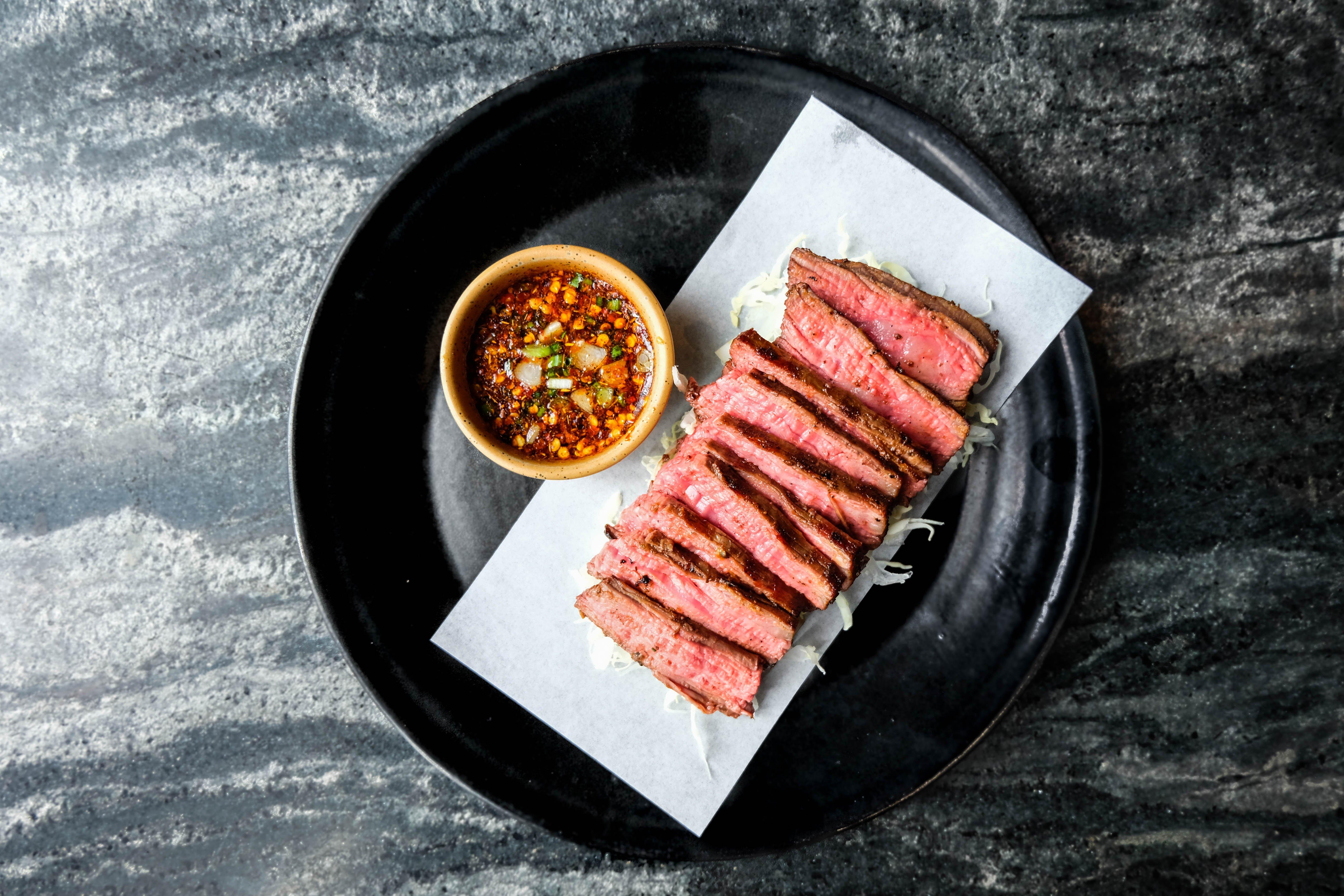 Hotel Indigo Bangkok Wireless Road By Ihg Banguecoque Exterior foto A plate of grilled steak