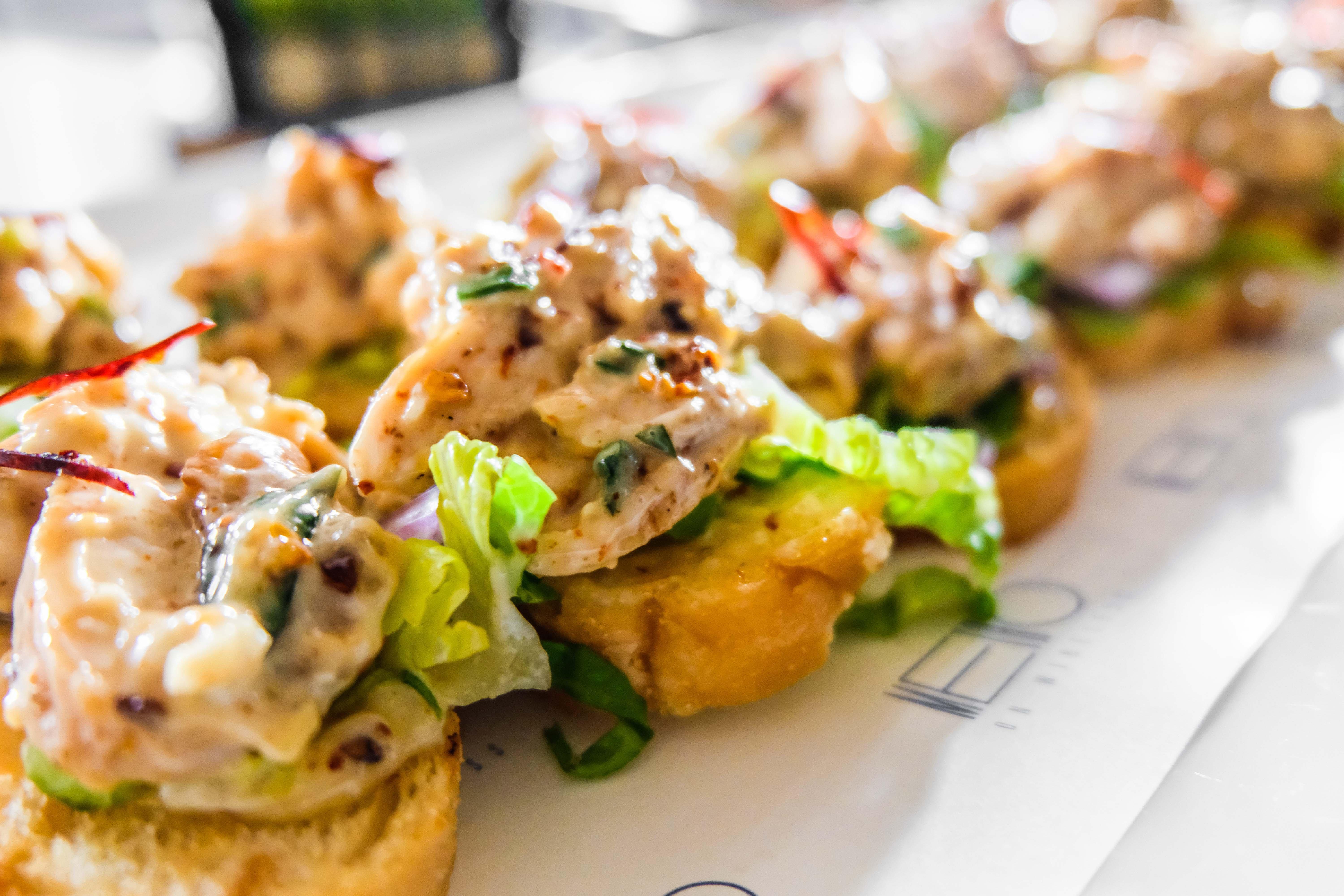 Hotel Indigo Bangkok Wireless Road By Ihg Banguecoque Exterior foto Chicken and avocado toast