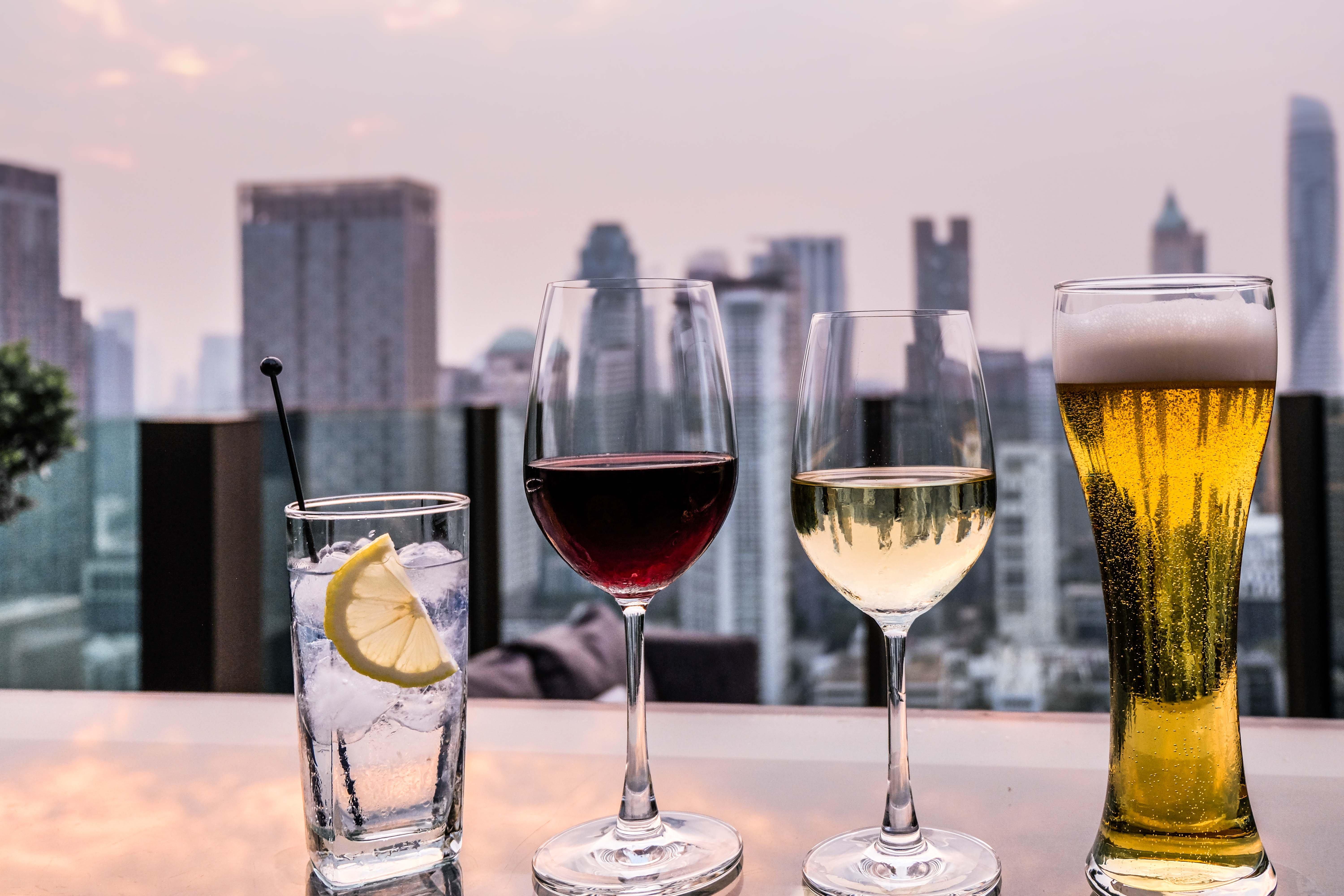 Hotel Indigo Bangkok Wireless Road By Ihg Banguecoque Exterior foto A selection of alcoholic drinks