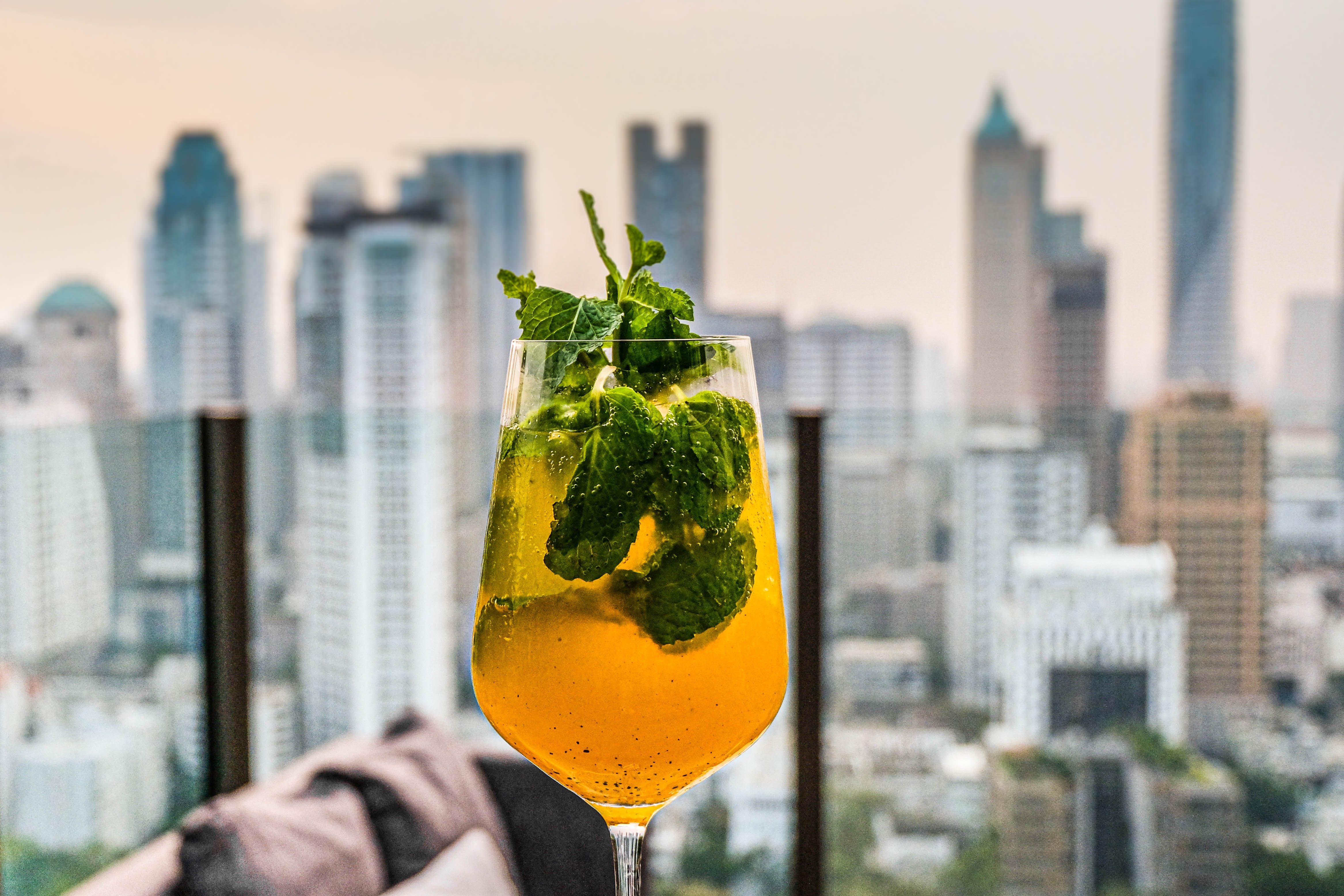 Hotel Indigo Bangkok Wireless Road By Ihg Banguecoque Exterior foto A glass of Thai-style Thai tea soda