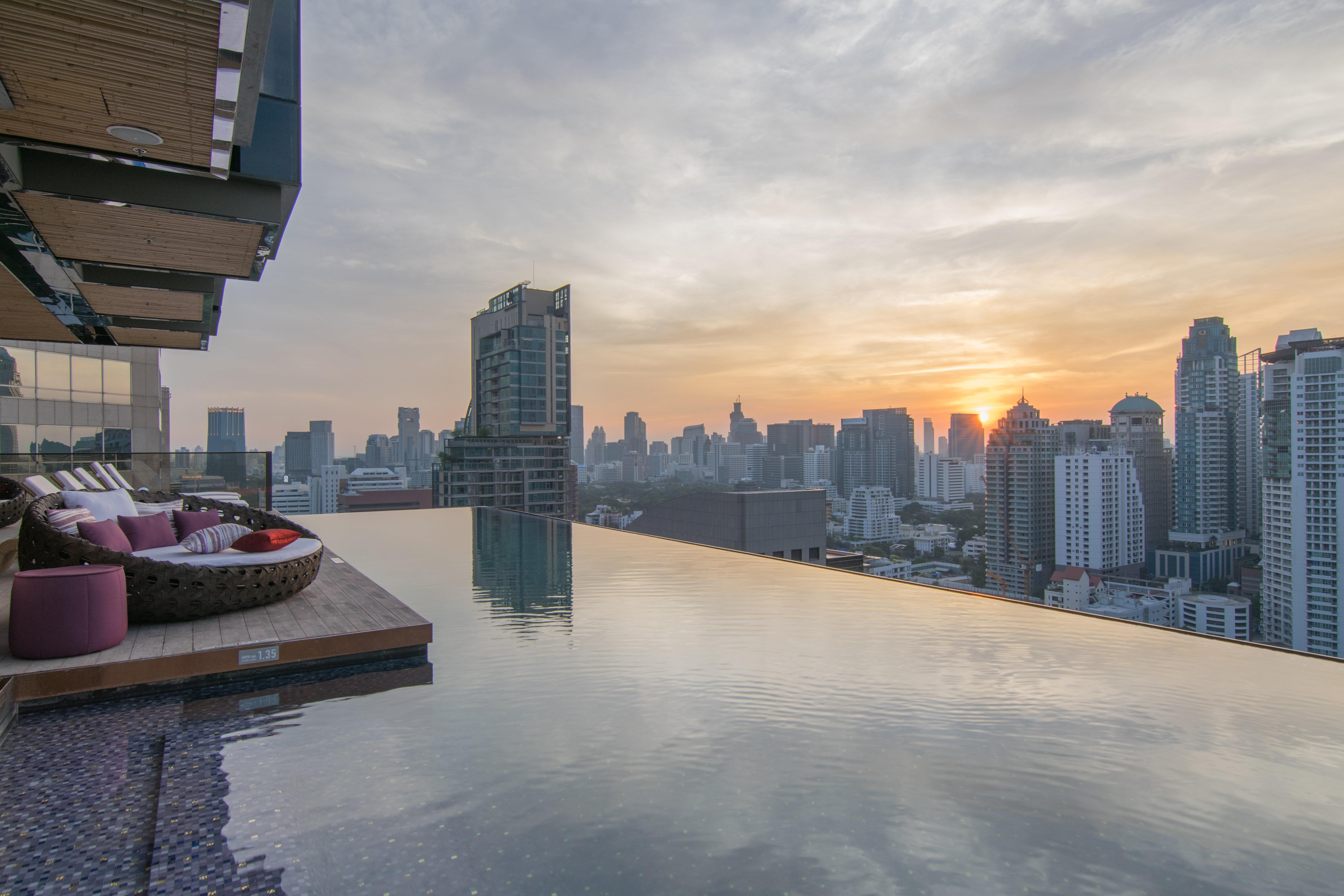 Hotel Indigo Bangkok Wireless Road By Ihg Banguecoque Exterior foto View from the rooftop pool