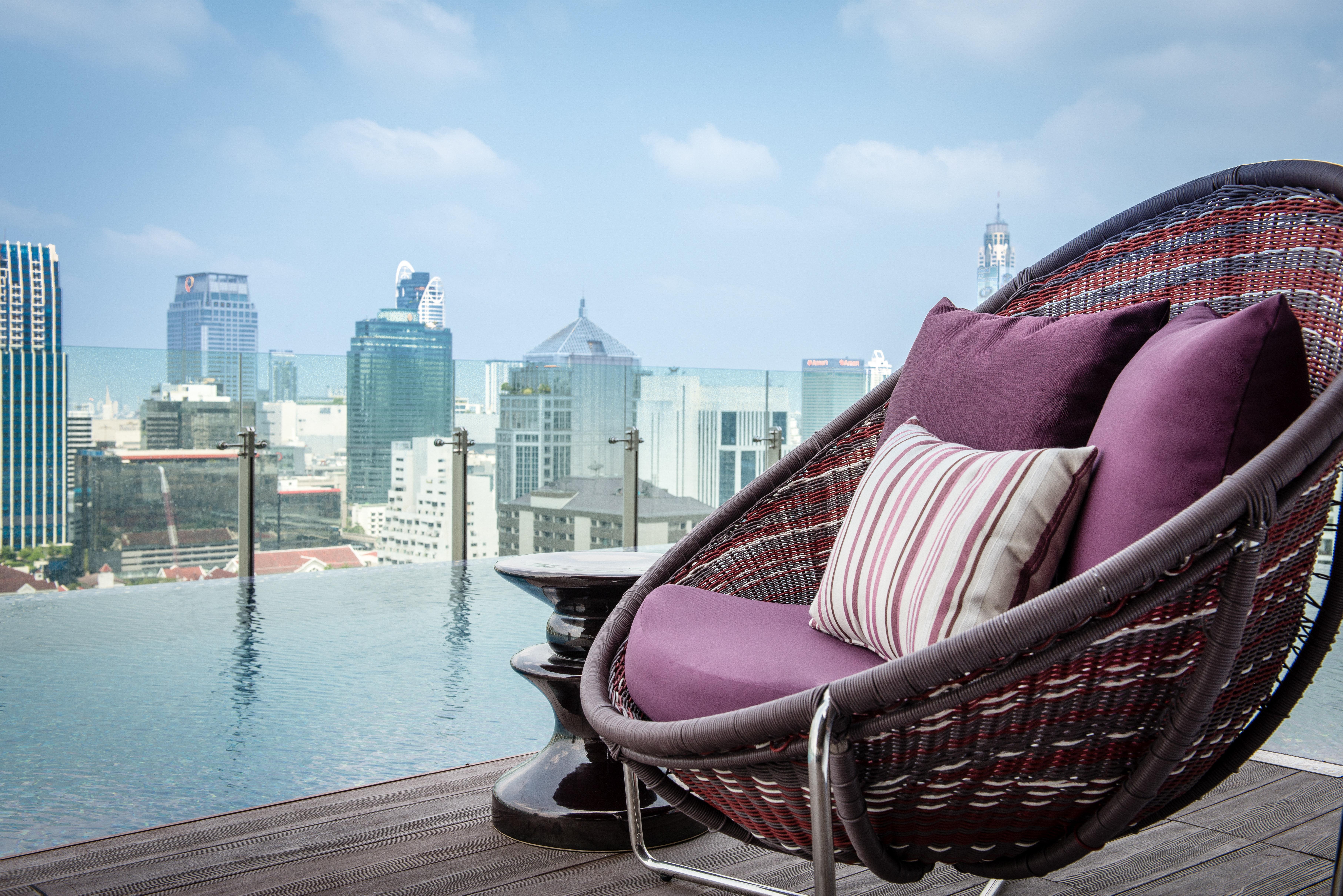 Hotel Indigo Bangkok Wireless Road By Ihg Banguecoque Exterior foto View from the rooftop pool