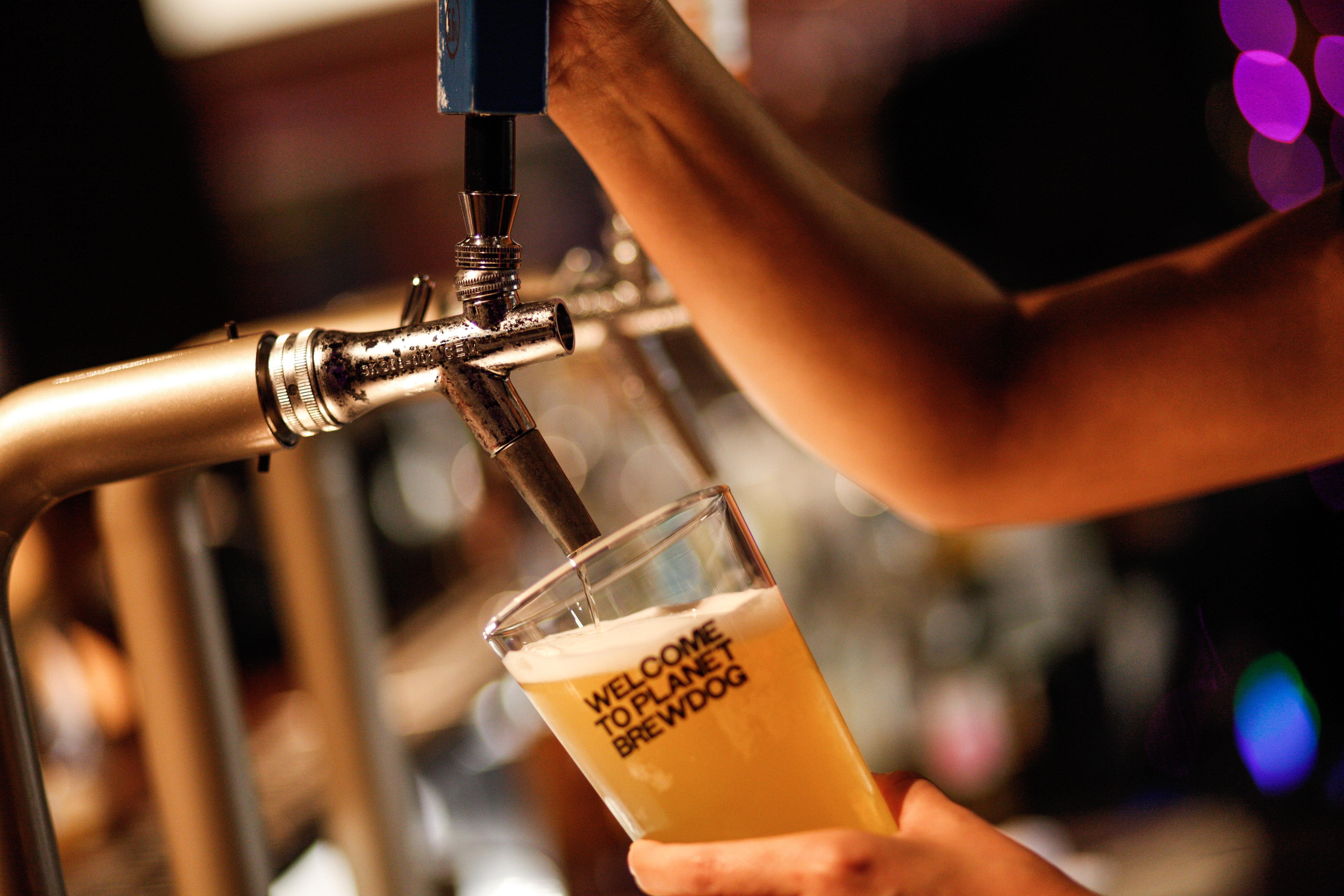 Hotel Indigo Bangkok Wireless Road By Ihg Banguecoque Exterior foto A beer tap in action