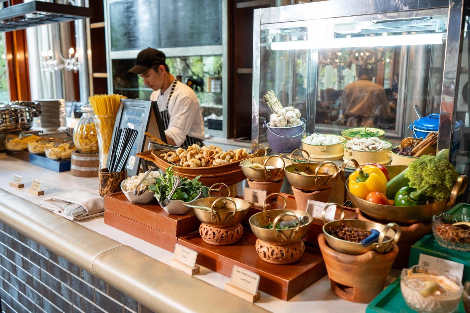 Hotel Indigo Bangkok Wireless Road By Ihg Banguecoque Exterior foto A live kitchen at a hotel