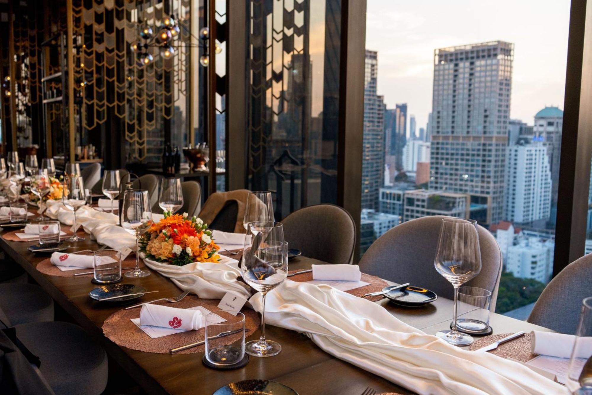Hotel Indigo Bangkok Wireless Road By Ihg Banguecoque Exterior foto The Club at U Sathorn