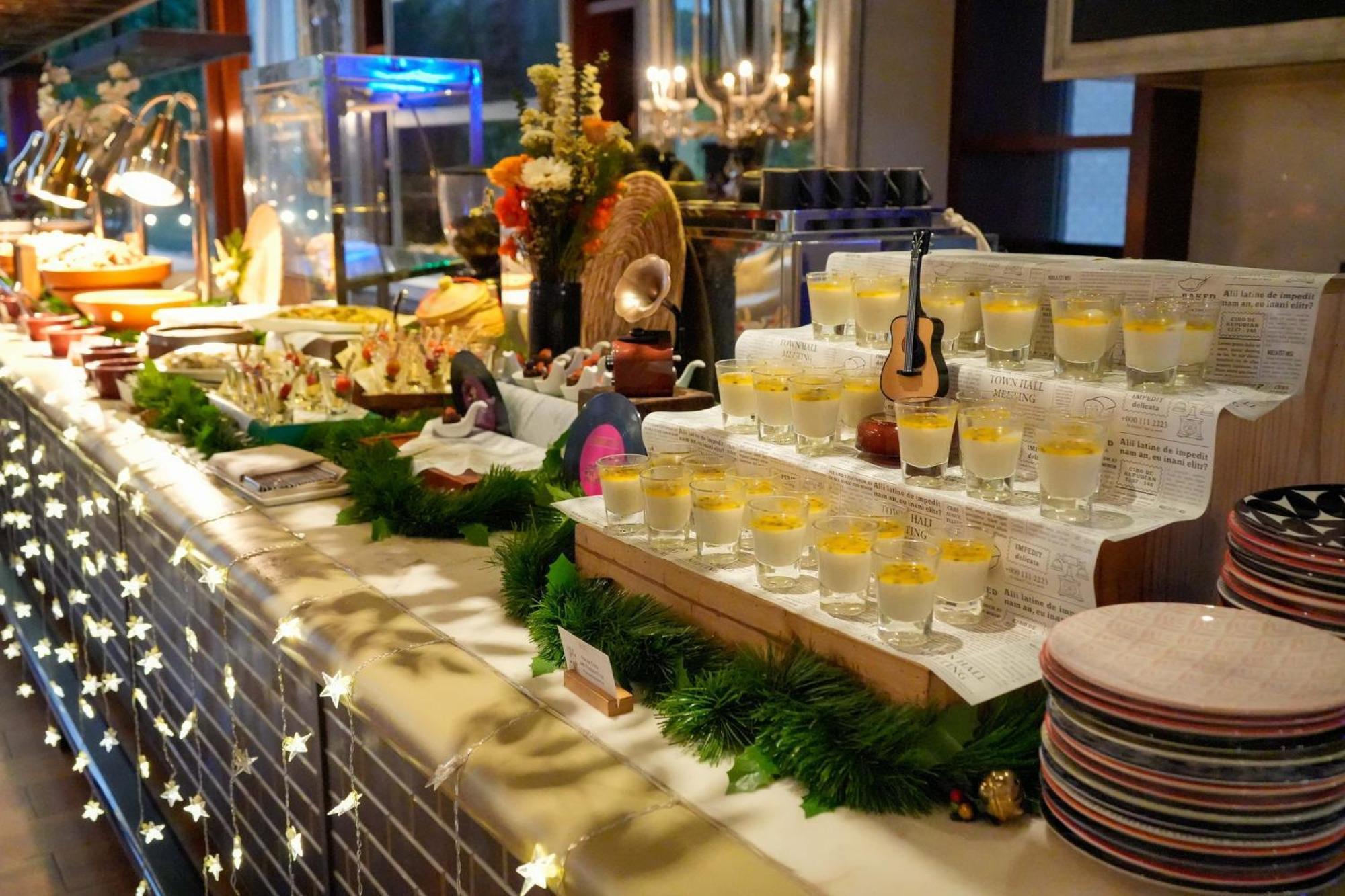 Hotel Indigo Bangkok Wireless Road By Ihg Banguecoque Exterior foto A buffet at a restaurant