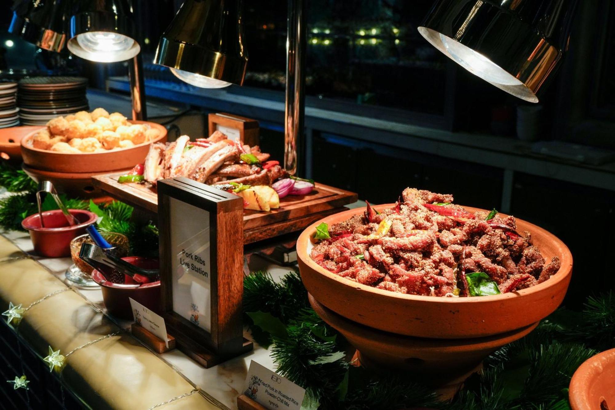 Hotel Indigo Bangkok Wireless Road By Ihg Banguecoque Exterior foto A buffet at a hotel