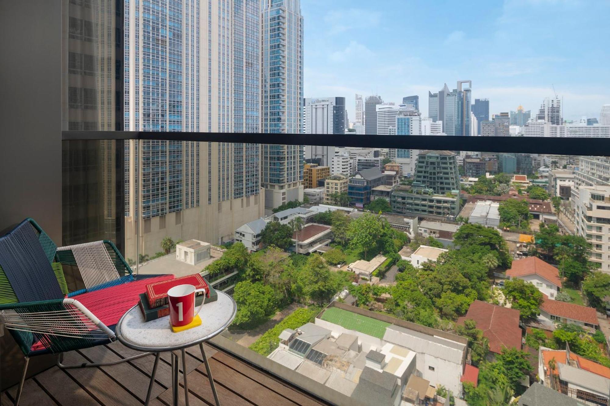 Hotel Indigo Bangkok Wireless Road By Ihg Banguecoque Exterior foto View from the balcony of a typical apartment