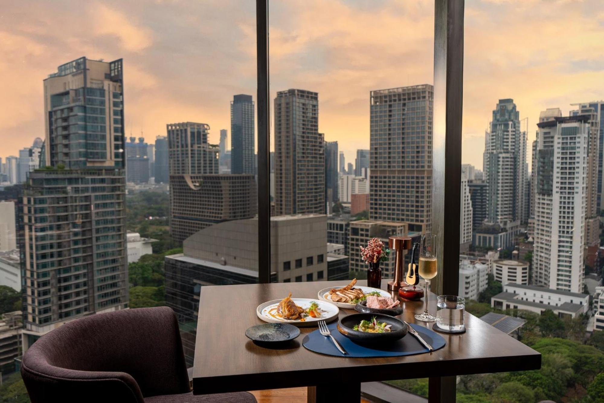 Hotel Indigo Bangkok Wireless Road By Ihg Banguecoque Exterior foto View from the restaurant